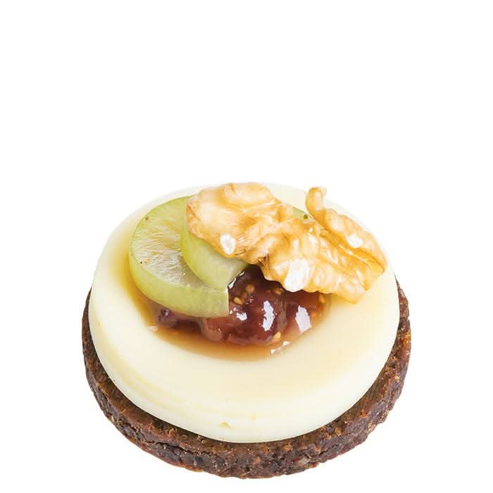 Pumpernickel Canapé mit Salzbutter & Cheddar