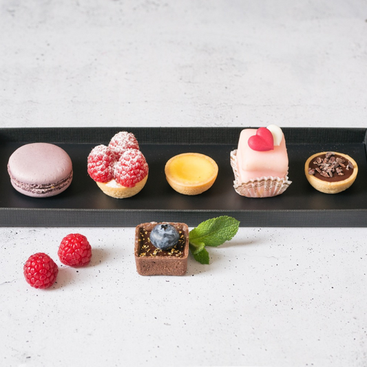 Hausgemachte Fours mit Himbeeren und Vanillecreme
