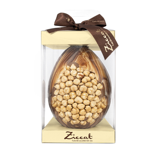 Marmoriertes Schoko-Osterei mit Haselnüssen in Geschenkbox