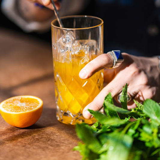 Passionfruit Martini Cocktail mit Shaker